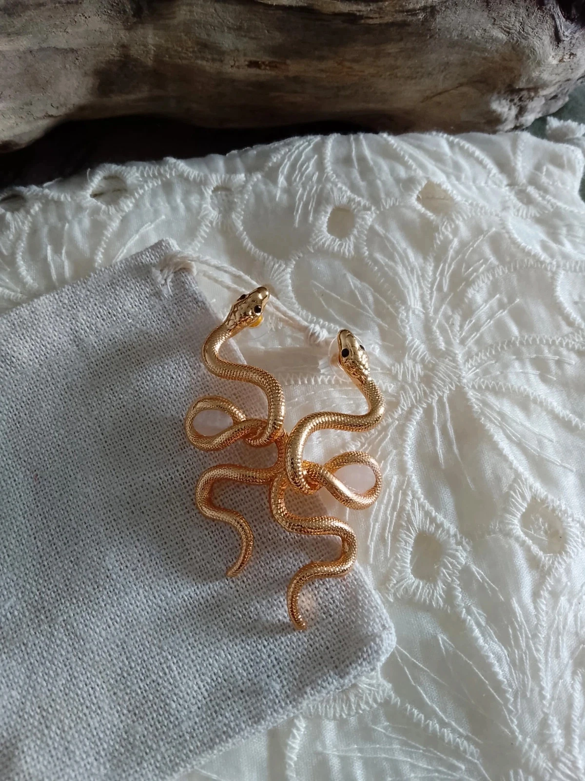 Boucles d'oreilles bohèmes serpents dorés et pierres naturelles blanches